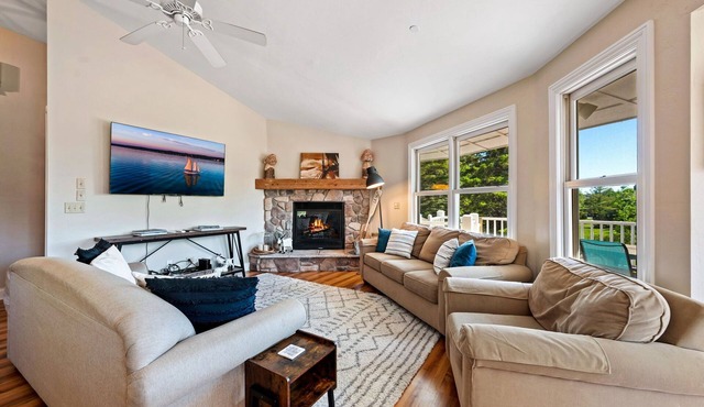 Cozy Retreat | HotTub, FirePit, Arcade Fun & Dogs!