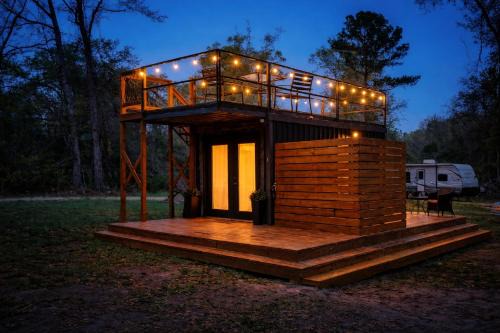 Cozy Rooftop Container with Hot Tub - 15 min from Franklinton & 19 mins to the Bogue Chitto State Park