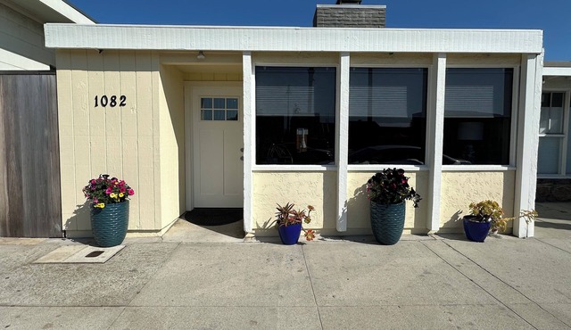 Cozy Ventura Beach Cottage. 1 Bedroom, sleeps 4, Wifi, Jacuzzi, steps from sand.