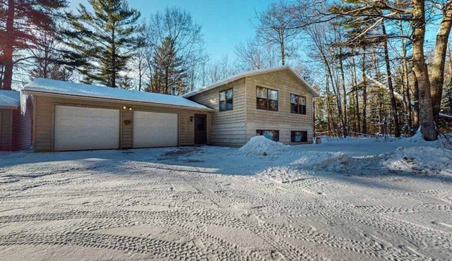 Cozy wooded home w/access to snowmobile trail, near town, lakes, & bike trails