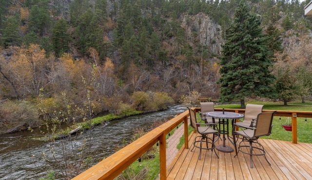 Creek-side Paradise + Hot Tub + Bar + Sleeps 8 + Black Hills
