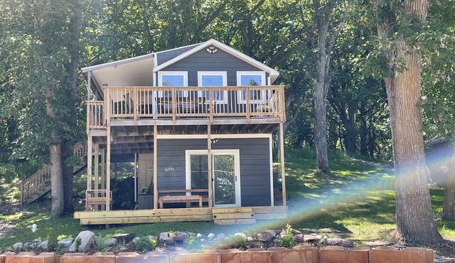 Cute 2/2 Cottage for rent across from the lake