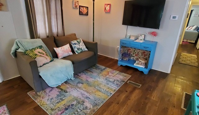 Cute 2br/1ba close to everything