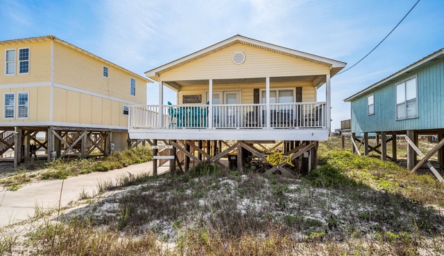 Cute beach house w/ramp for easy access. 3Bd/2Ba- Great Gulf Views/easy access.