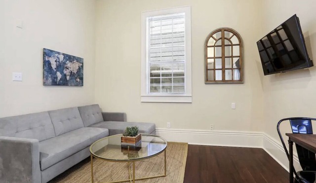 Cute centrally located 1bed 1bath walk to French Q, Bourbon St & Jazz venues