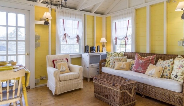 Cute clapboard cottage on the hill off Stage Island Road!