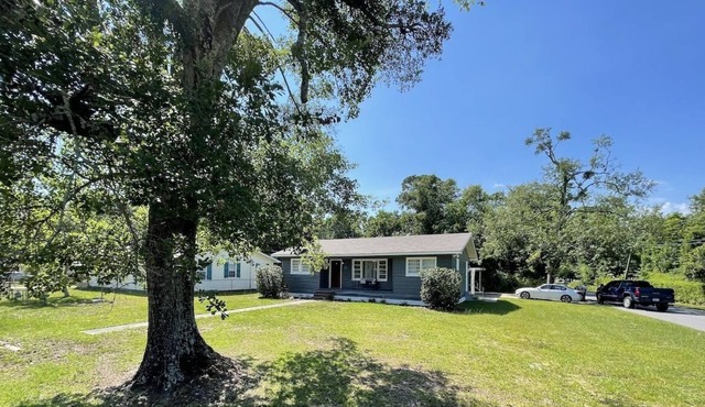 Cute Cottage near beach sleeps 6