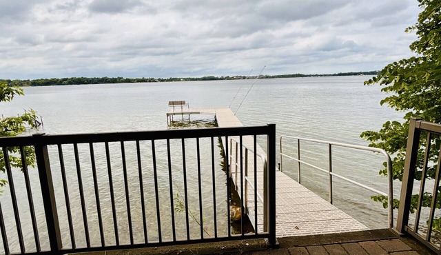 Darling Retreat- chain of lakes, new large deck, indoor sauna