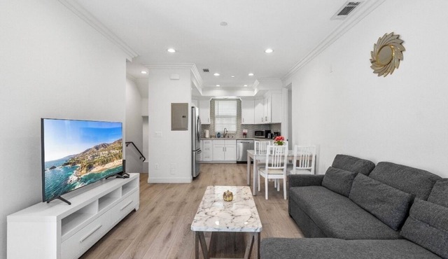 Delightful 3B3B Townhouse: Relax & Family Friendly