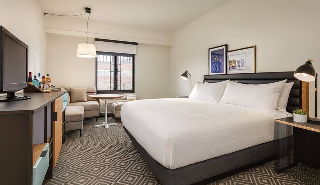 Deluxe King Retreat Near Harvard Square and Downtown Boston Adventures