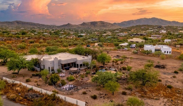 Desert Oasis: Pool, Golf, Games + Mountain Views