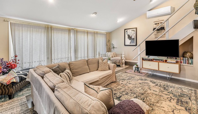 Designer guest house with pool & spa, patio - dog-friendly