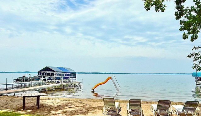 Detroit Lake South Shore - Sandy Beach, 2 Cabins, Slide & Fire Pit