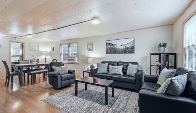 Dog friendly(with dog fee),Close to Downtown,Historic District,