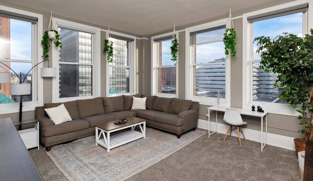 Downtown Dream 2br w/City Views 2 blocks to Court