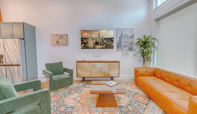 Downtown Mobile Luxe: Pets Ok, Walkable, Secure Parking