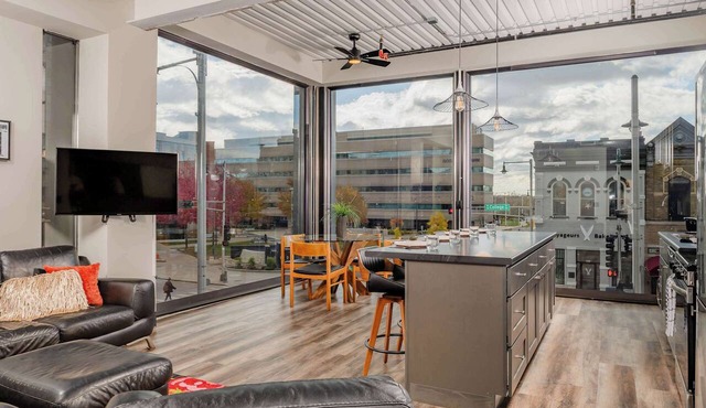 Downtown Penthouse w/City Views & Free Parking