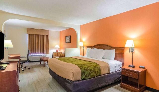 Econo Lodge Inn & Suites Gulfport Airport