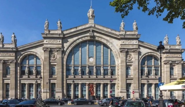 ELEGANT TWO-BEDROOM APARTMENT NEAR CANAL SAINT-MARTIN