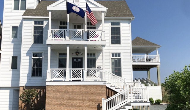 Elegant Waterfront Residence, Magnificent Sunsets, Close to Town Ctr, Elevator