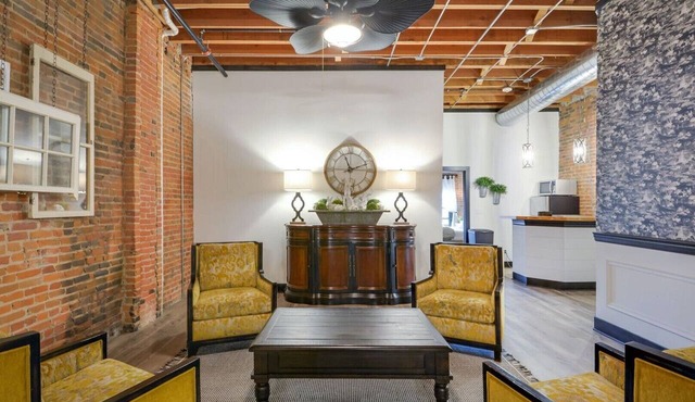 Elle & Becks loft Suite