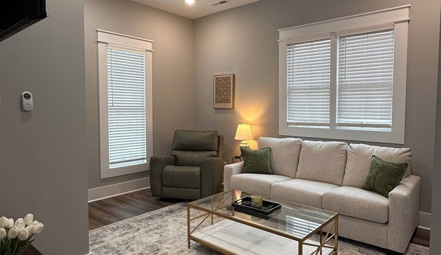Emerald Hour Loft: 2 mins from UNA