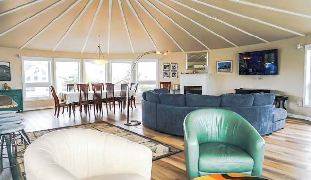 ENDLESS SUMMER ESCAPE - Unique Round Beach house 3BD, 2.5 BA - Sleeps 10 - Dog Friendly