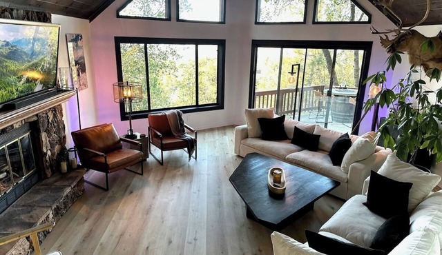 EPIC VIEWS/SAUNA/GYM/SPEAKEASY/COLD PLUNGE/LUX/BOTIQUE CHALET
