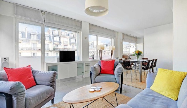 Exceptional 3BDR 6P apt - View of the Eiffel Tower
