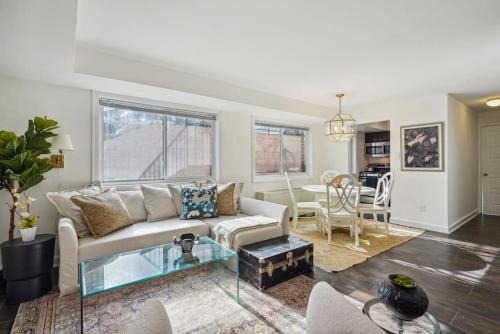 Executive 1BR King Suite - Free Parking - 5 min to DCA - 102