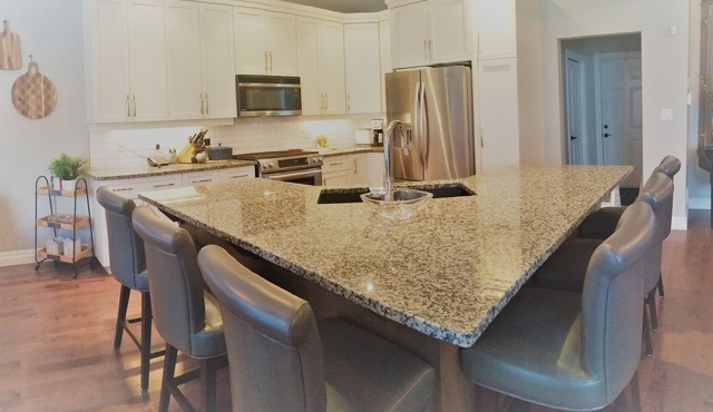 Executive, walkable, 2Bath, near 401 & 8, patio, BBQ, multi monitors, Xbox in Kitchener