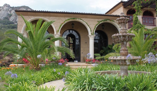Exquisite Spanish Colonial Villa-Cozy up by the fireplace after a hike