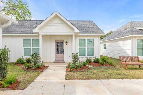 Fairway Cottage 2BR Retreat Near Sportsplex