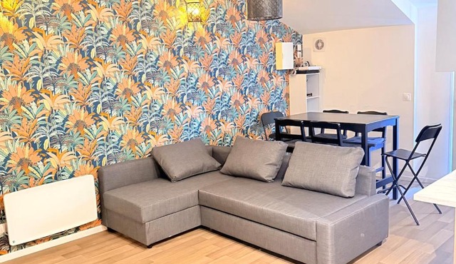 Family apartment with terrace near Paris
