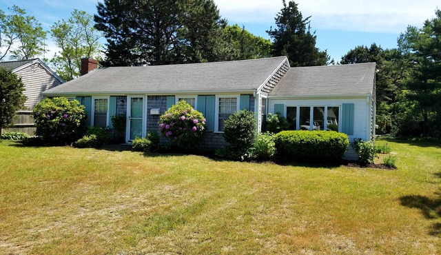 Family Cottage Big yard wFire Pit & Outside Shower Walk to beaches Pets👍🏻Sat-Sat
