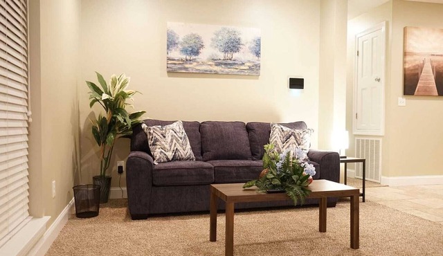 Family-friendly 3BR/2B 4 TVs Full Kitchen Balcony