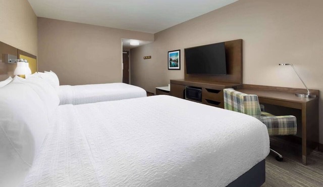 Family-Friendly Escape with Stunning Views, Pool, Hot Tub & Breakfast!