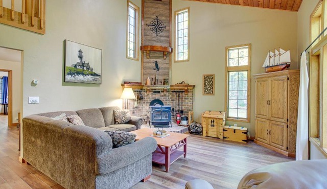 Family-Friendly Home in Sturgeon Bay w/Backyard