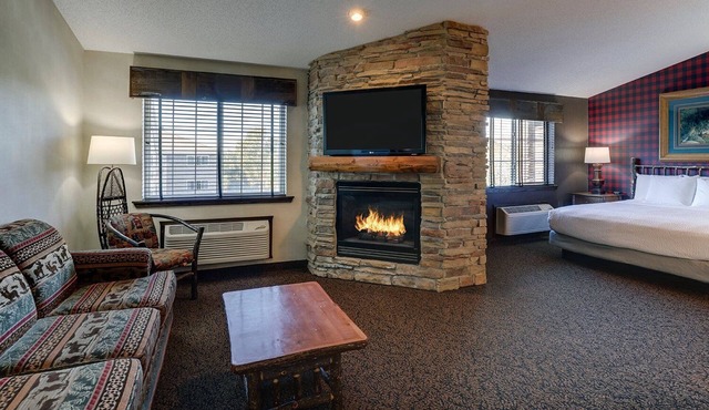 Family-Friendly Stay w/Kitchenette + Hot tub and Pool Onsite