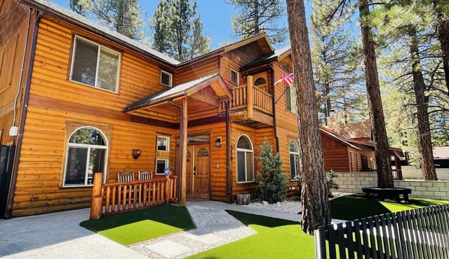 Family Modern Cabin w/Game Room+Hot Tub+BBQ
