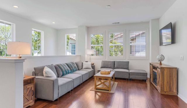 Family & Pet Friendly, Modern Home with Garage