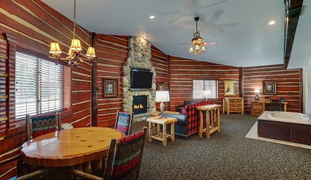 Family Retreat w/Pool & Gym Access | 7 mi to Clive Aquatic Center