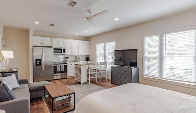 Fantastic studio in Leinkauf Historic District!