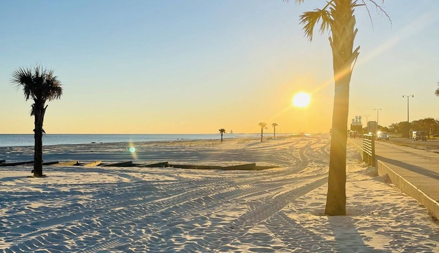 “Feels like home” cozy stay just 0.5 mi to the beach!