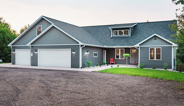 Fish Creek family retreat! A peaceful 6 bed/3 bath newly built home.