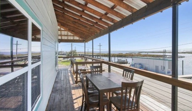 Fishing mobile home- sleeps 6. Fish cleaning station & bbq pits.
