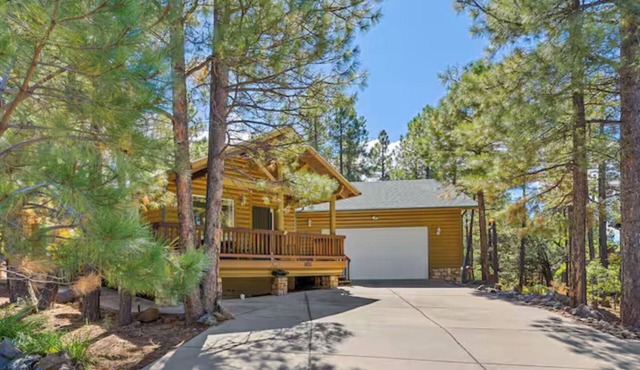 Forest Getaway with A/C ★ Deck + Fire-table ★ Near Sedona/Grand Canyon/Flagstaff