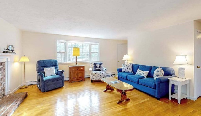 Friendly retreat with a deck, AC, and board games - stellar central location