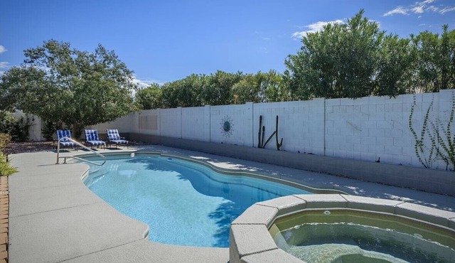 Fully Updated 4Bedroom House with PRIVATE POOL & HOT TUB-Close to Sombrero Peak!