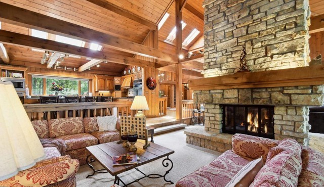 Galena Getaway w/Hot Tub, Home Theater & More!